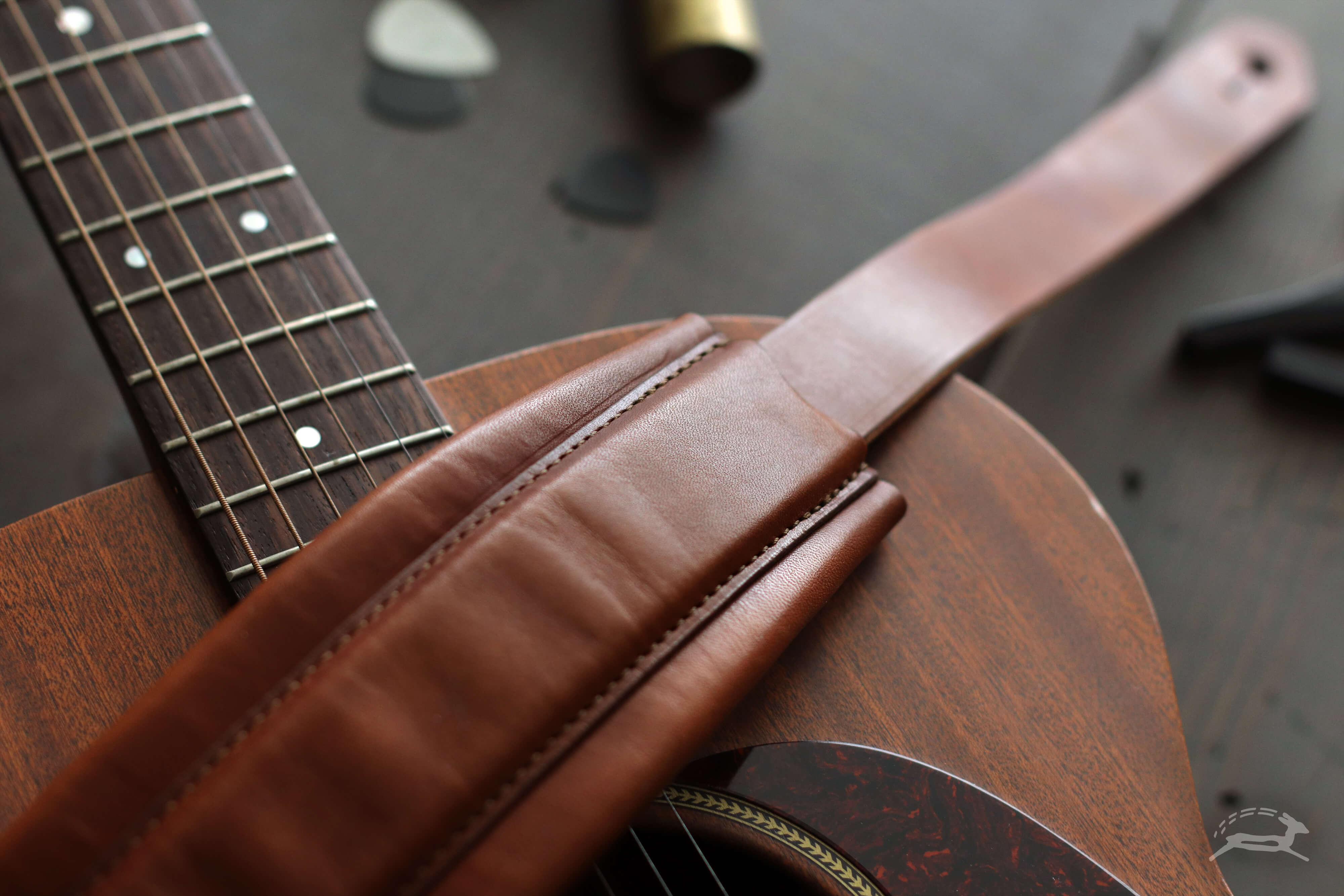 Tan leather guitar strap with thick cushioning - OCHRE handcrafted
